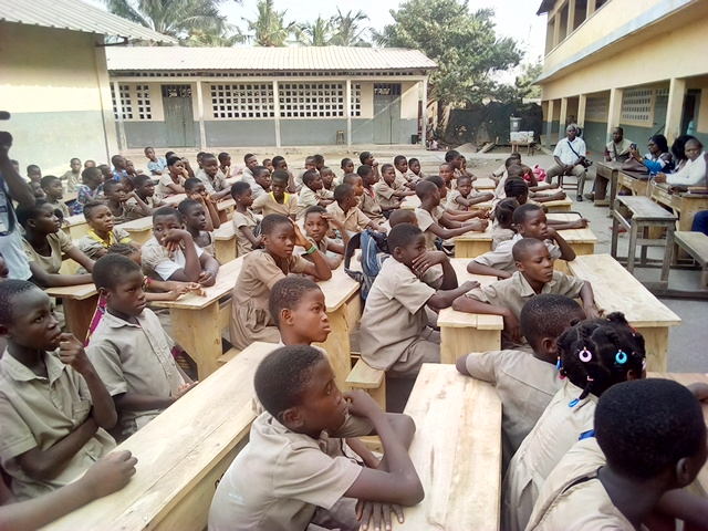 Le Rotary Club Lomé Étoile offre 50 tables bancs à l’EPP Adjallé à Lomé pour assurer de meilleures conditions de travail aux élèves