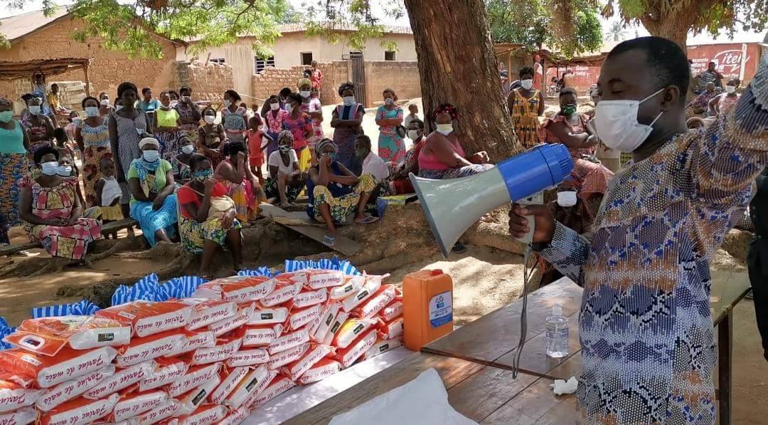 Gogoligo à  Emmanuel Adébayor :  » mes publications ne s’adressent pas à mon ami Adébayor pour qui j’ai beaucoup de considération », affirme l’humoriste