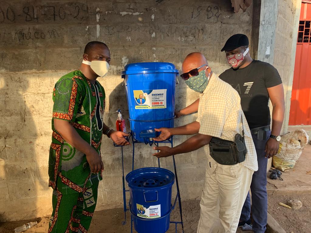 Togo / Covid19: Dr. Thon pose des lave-mains aux points névralgiques de Lomé