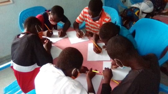 Togo/ Les jeunes de la région de la kara esquissent des dessins traduisant les articles de la DUDH