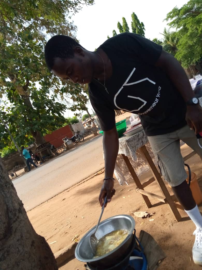 Togo/ Entrepreneuriat : Découvrons Yona, un jeune entrepreneur vendeur de ‘’Koliko’’ (igname frite) à Lomé