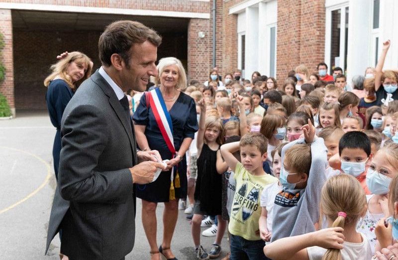 Un écolier à Emmanuel Macron : « Ça va la claque que tu t’es prise ? »