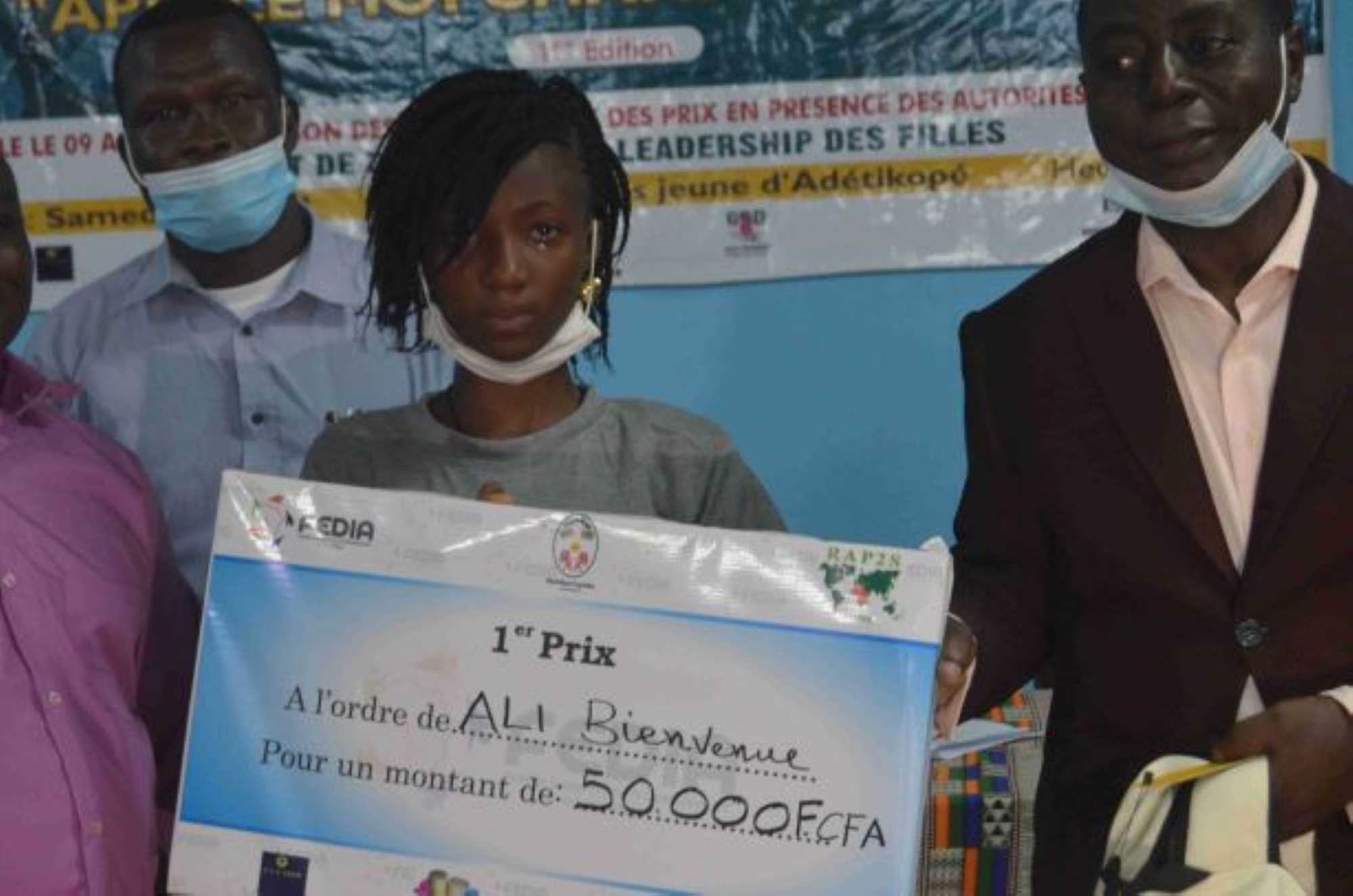 ONG FEDIA: Le 1er prix du concours d’orthographe ‘épelle-moi championne’ est allé à ALI Bienvenue