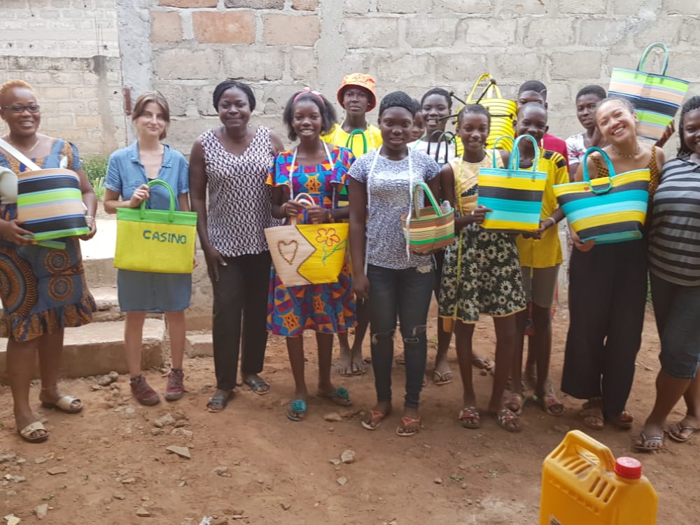 Togo: les jeunes du Club des filles Vaillantes du Togo (CFV) en atelier de fabrication de sacs de courses