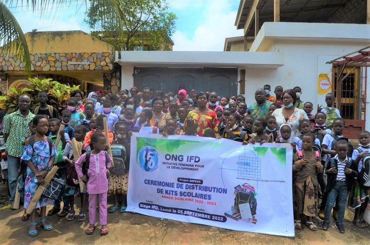 Togo: l’ONG IFD offre des kits scolaires à plus d’une centaine d’enfants pour la rentrée 2022-2023