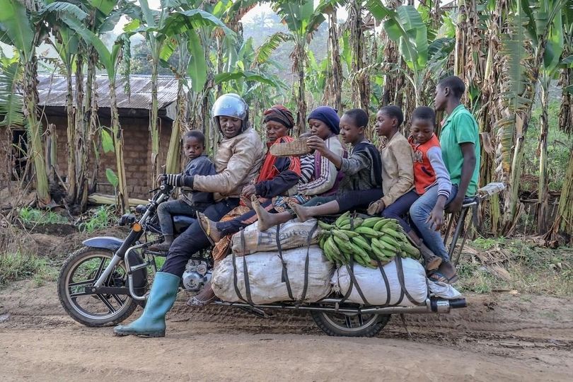 Des motos géantes pour désenclaver les villages