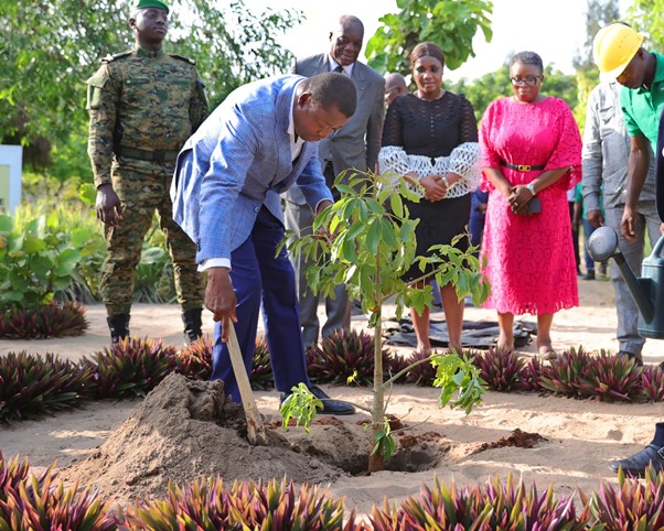 Le Président Faure Gnassingbé visite les sites de développement à Aného