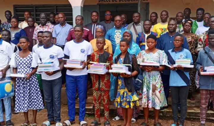 L’ingénieur Pourowa Karouwé récompense l’excellence scolaire et sportive à Est-Mono