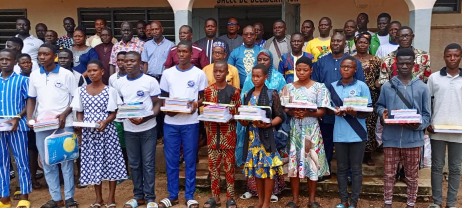 L’ingénieur Pourowa Karouwé récompense l’excellence scolaire et sportive à Est-Mono L’ingénieur Pourowa Karouwé récompense l’excellence scolaire et sportive à Est-Mono