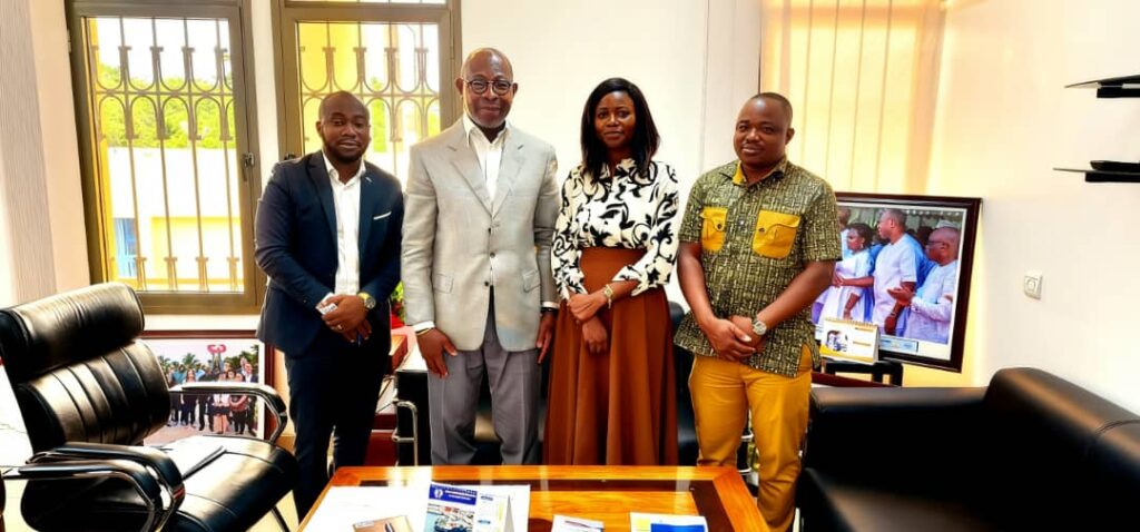 Quand l’image et la formation s’allient pour la paix : Youth Awake présente sa boîte à outils au ministre Isaac TCHIAKPE Quand l’image et la formation s’allient pour la paix : Youth Awake présente sa boîte à outils au ministre Isaac TCHIAKPE