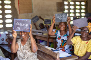 « Mamies MAGGI » : Nestlé Côte d’Ivoire et l’UNESCO transforment des vies grâce à l’alphabétisation des commerçantes