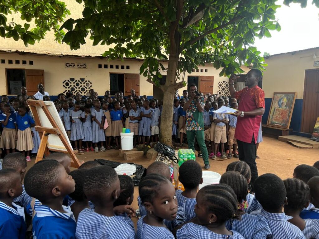 Journée des arts plastiques : Kokou Ekouagou inspire les enfants de Lomé